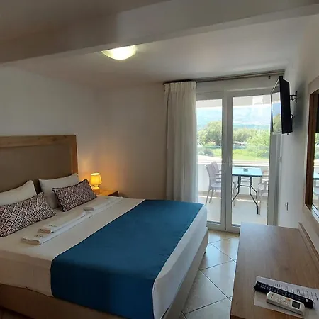 Aparthotel Argiri &